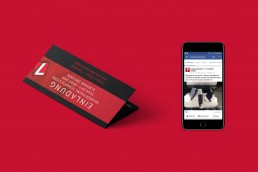 Printeinladungskarte und daneben Ein Handy auf dem ein Socialmediakanal einer Hemdenfirma zu sehen ist.