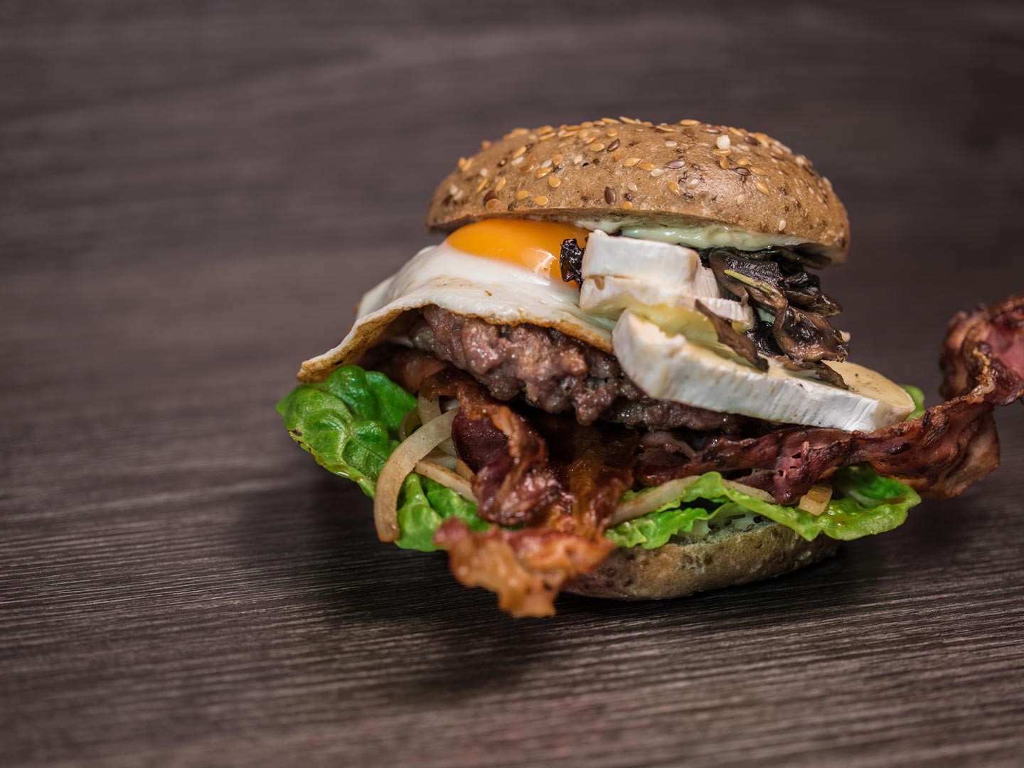 Food Photography, Burger mit Ei Camembert, Fleisch, Pilzen, Bacon