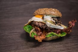 Food Photography, Burger mit Ei Camembert, Fleisch, Pilzen, Bacon