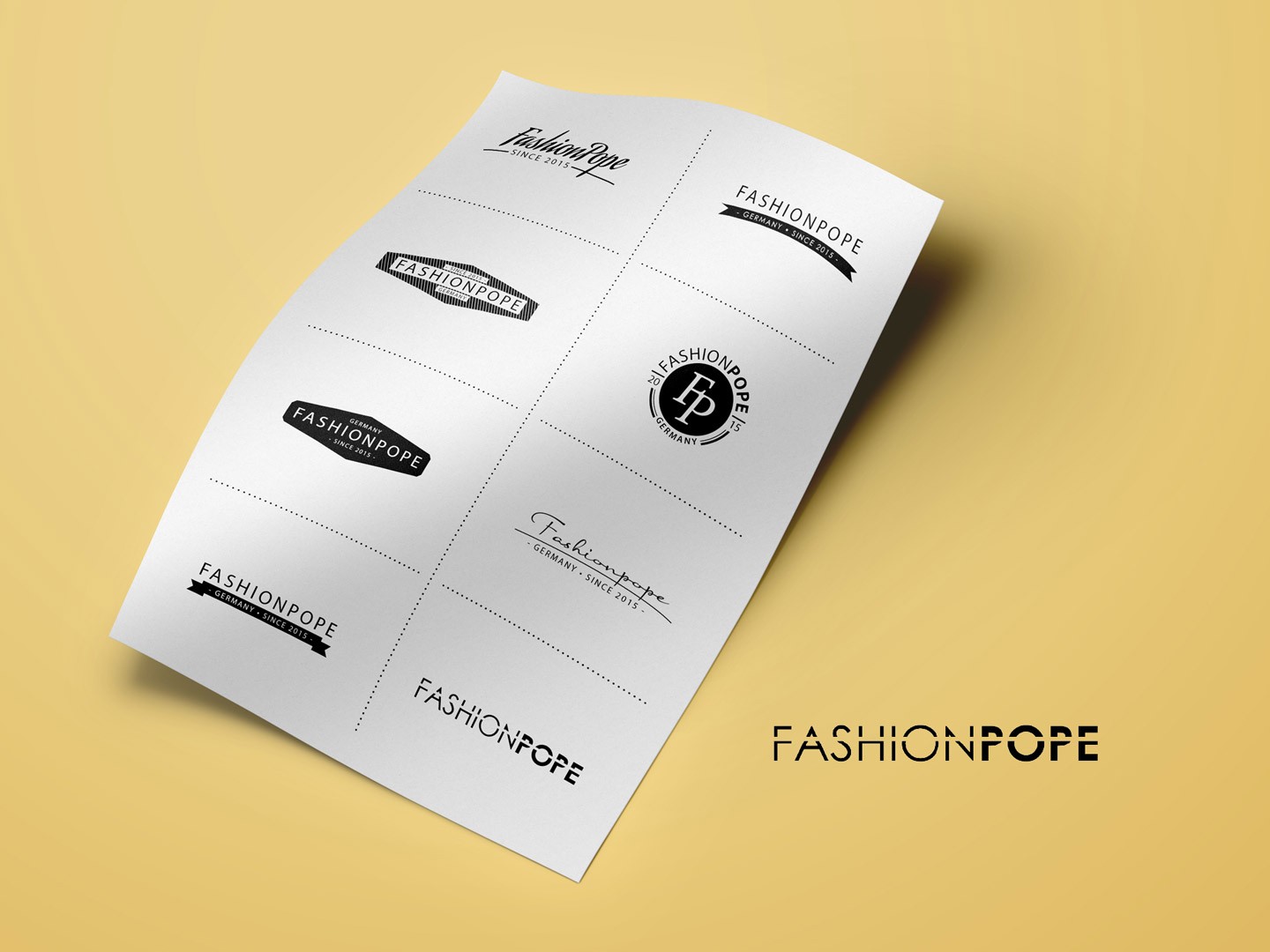 Ein Blatt Papier auf welchem verschiedene Versionen von einem Logo drauf sind. Rechts unten in der Ecke dann das Logo welches es geworden ist.